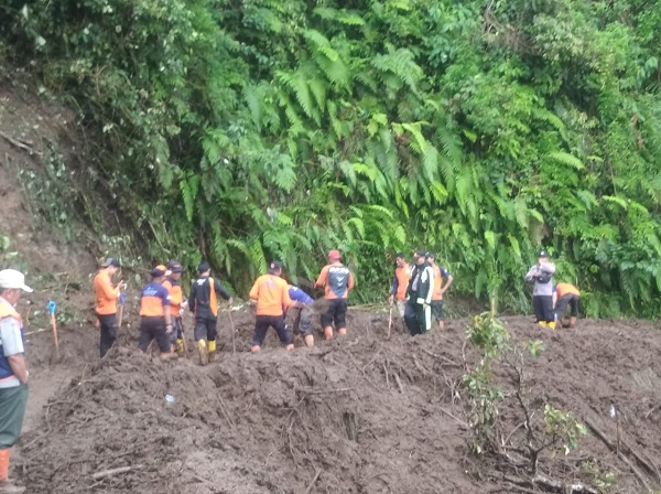 Update Bencana Alam di Tasik: Jalan di Cigalontang Masih Tertimbun Longsor, Tim Gabungan Terus Bekerja Keras