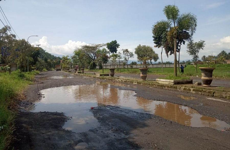 Jalan Berlubang di Jalan Anwar Musaddad Kabupaten Garut, Warga: Teu Aya Piliheun