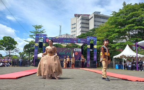 Kreatif, Pelajar SMAN 1 Tasikmalaya Menampilkan Busana Berbahan Karung Goni Bekas di Galaxii Fest Jabar 2022