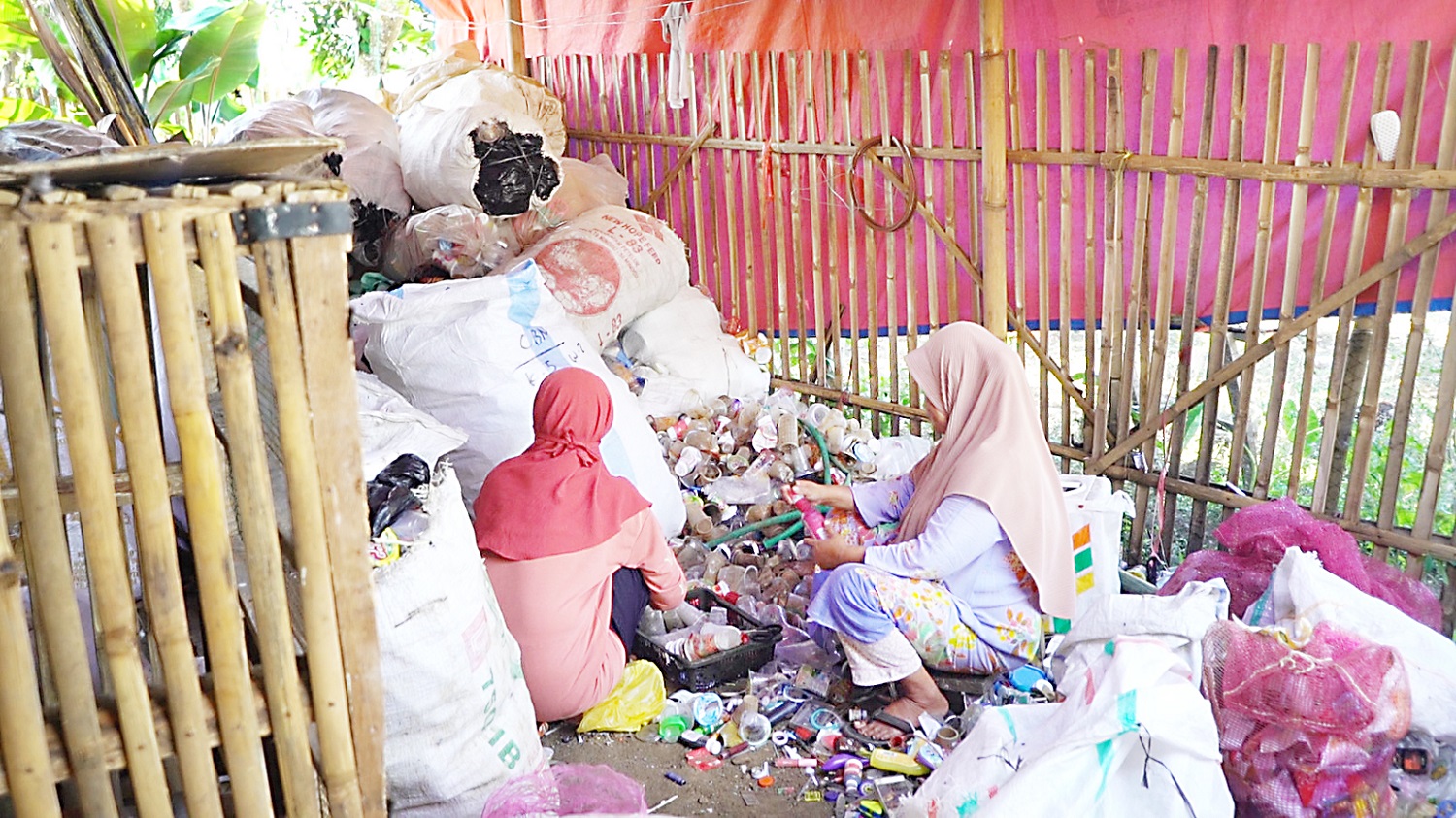 Menanggulangi Permasalahan Sampah, Masyarakat Kampung Mekarwangi Garut Sulap Sampah Jadi Rupiah