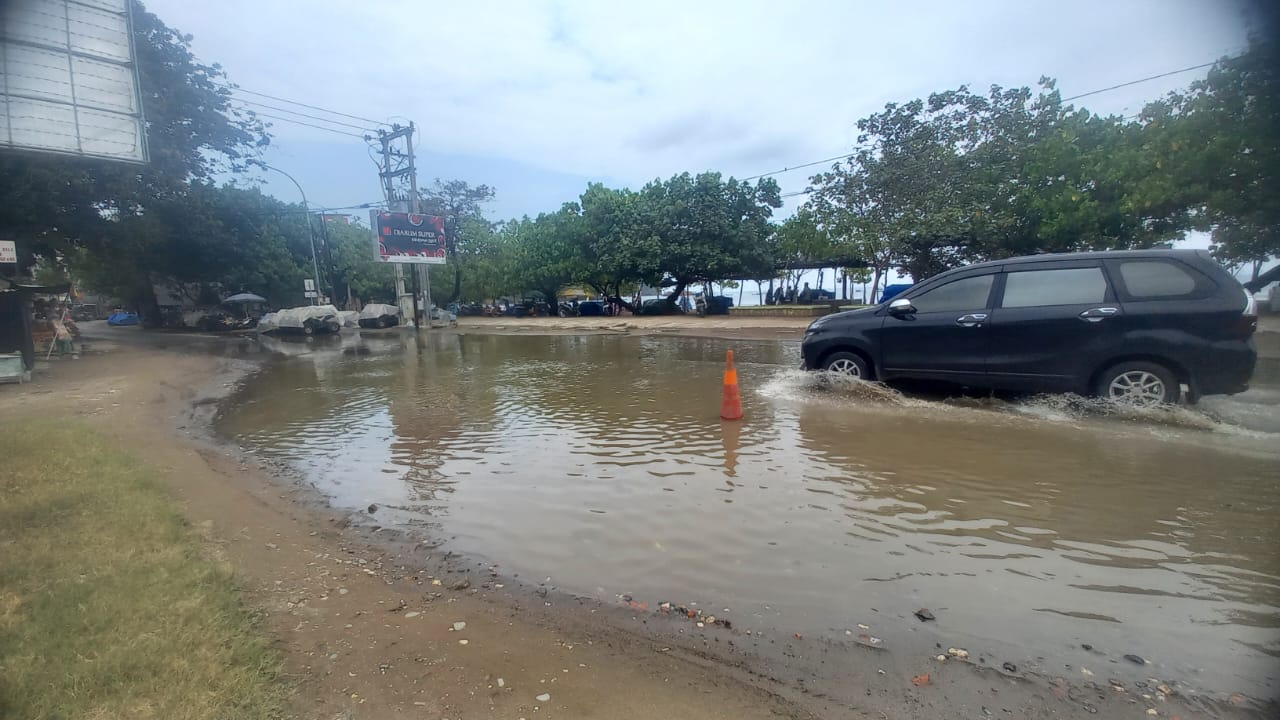 Warga Desak Pemkab Pangandaran Atasi Genangan Air di Pantai Barat