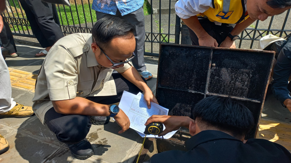 Wali Kota Tasikmalaya Turun ke Drainase Masjid Agung, Cek Aspal hingga Pastikan Bebas Genangan