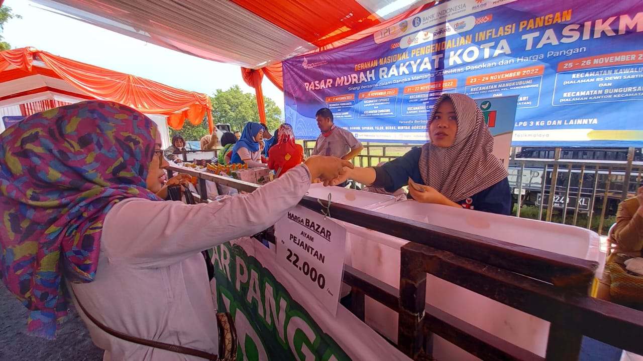 Pasar Murah Rakyat Diserbu Emak-emak, Ngaku Senang Dapat Sembako Harga Murah, Penjabat Wali Kota Ikut Mantau