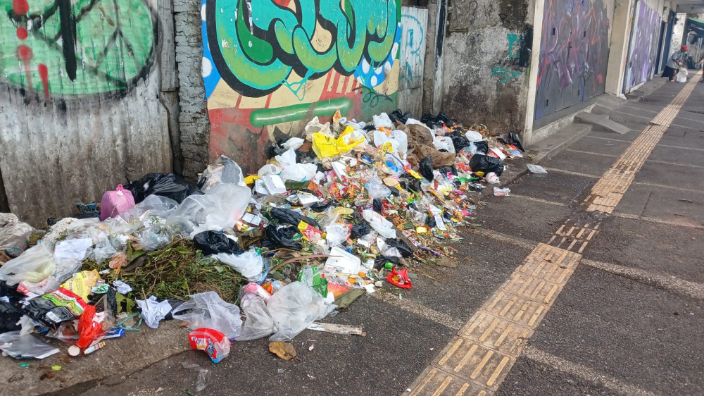 Sampah Menggunung di Pusat Kota Tasikmalaya, Warga Keluhkan Bau Menyengat dan Gangguan Estetika