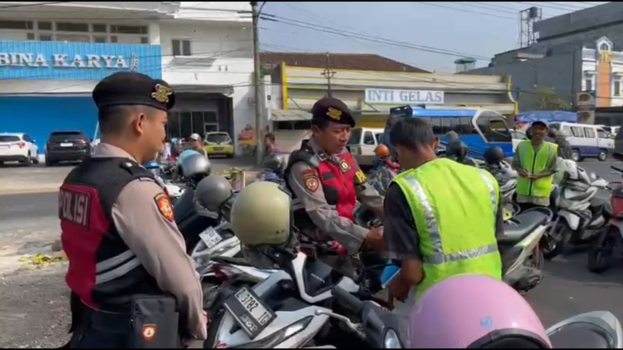 Cegah Curanmor saat Hari Libur, Patroli Sabhara Edukasi Juru Parkir di Tasikmalaya