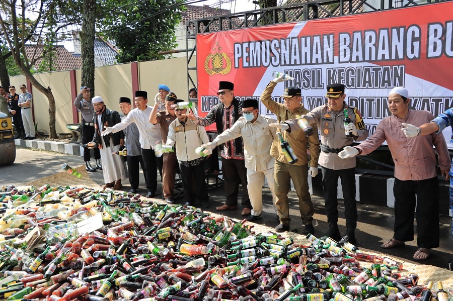 Ribuan Botol Miras, Knalpot Bising dan Petasan Dimusnahkan, Hasil Razia Selama 2 Pekan Ramadan di Kota Tasik