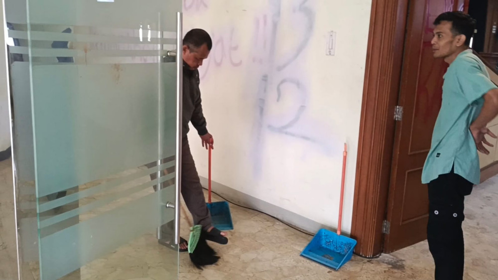 Dompet, Hape, Decoder CCTV hingga Sound System Hilang saat Gedung DPRD Kota Tasikmalaya Dirusak Massa