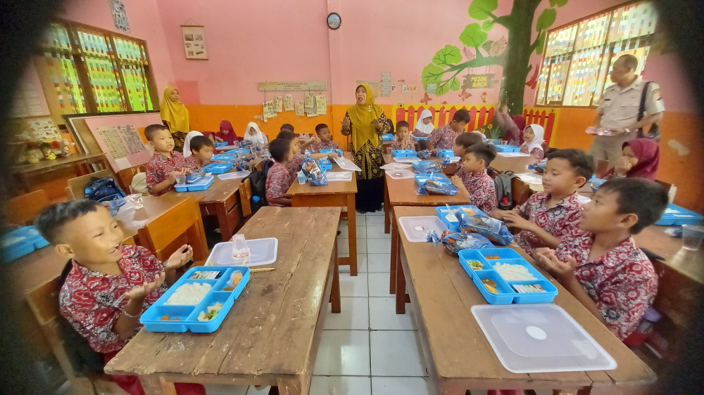 Menggugah Kesehatan Anak Sekolah: Program Makan Siang Bergizi di SDN Dadaha Kota Tasikmalaya Dimulai