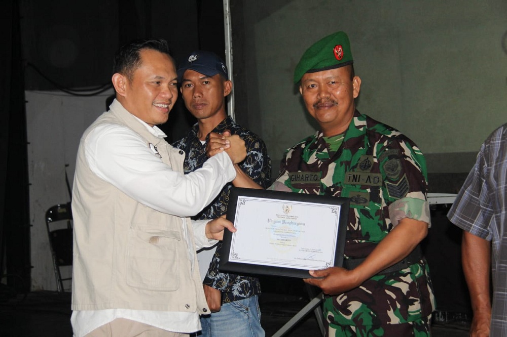 Mantap! Anggota Babinsa Kodim 0612 Tasikmalaya Terima Penghargaan Maggot Award dari Pj Wali Kota