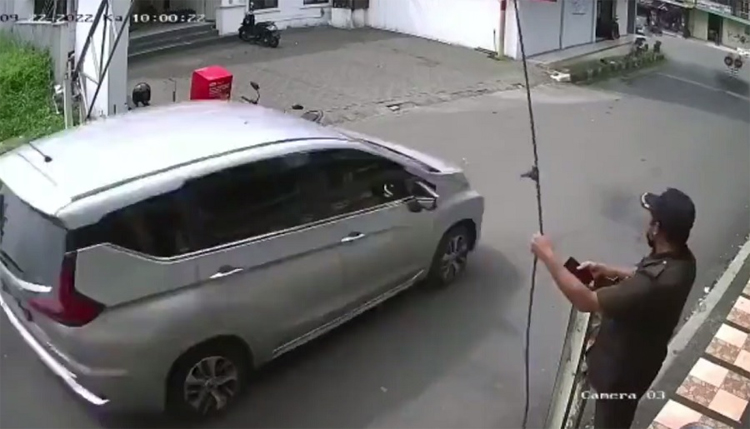 Detik-Detik Xpander Tabrak Angkot Terekam CCTV, 3 Orang Tewas