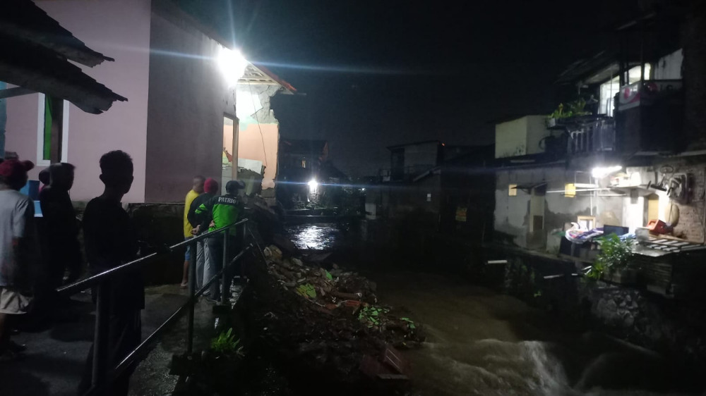 Dapur Rumah Warga Tasikmalaya Ambruk Tergerus Sungai, Keluarga Mengungsi ke Madrasah