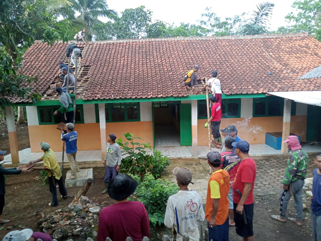 Bangunan Sekolah TK di Tasikmalaya Hampir Ambruk, Warga Ramai-Ramai Lakukan Renovasi 