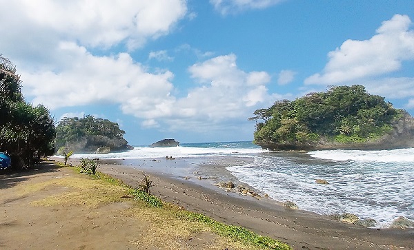 Terumbu Karang Pantai Madasari Cocok Jadi Latar Belakang Swafoto Wisatawan