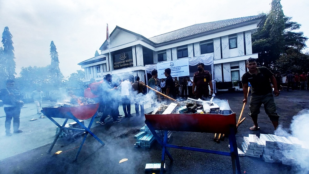 Kejari Kota Tasik Musnahkan Puluhan Ribu Rokok Ilegal dan Sabu 1,2 Kilogram