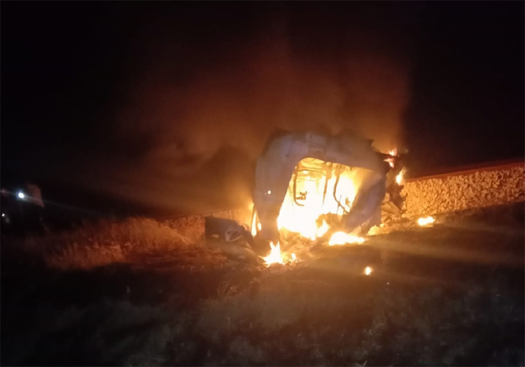 Detik-Detik Xpander Tertabrak Kereta Api, Terbakar dan 4 Orang Tewas