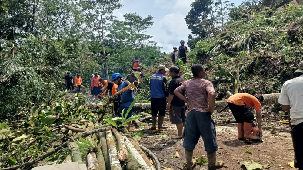 Empat Desa di Tasikmalaya Lumpuh Akses Akibat Longsor Cigalontang