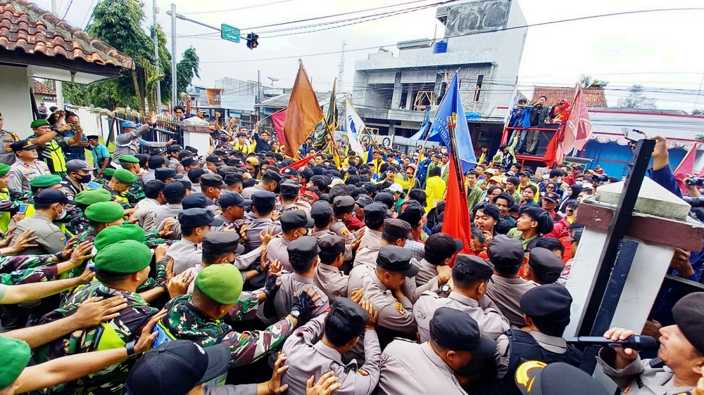 Tolak Pengesahan Undang-Undang Omnibus Law, Gabungan Buruh dan BEM serta Pelajar Demo ke DPRD Kota Tasik