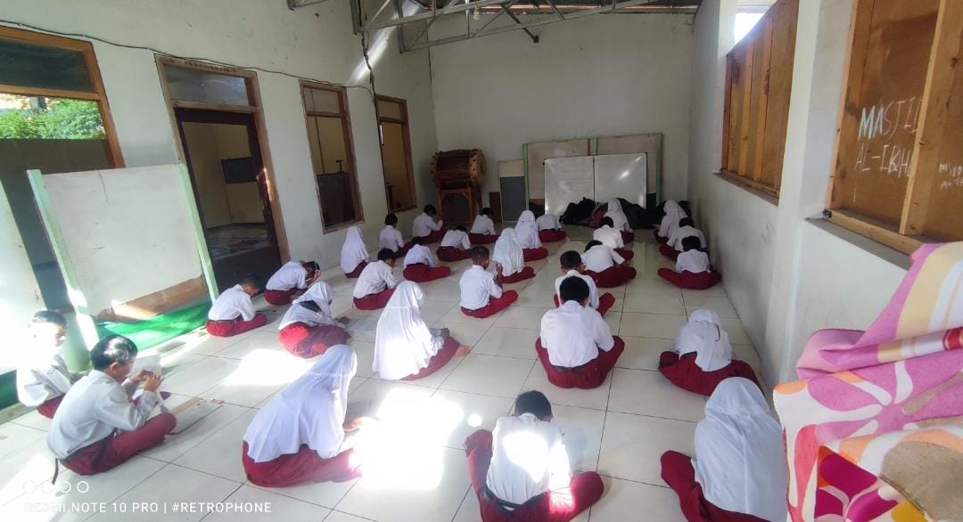 Puluhan Siswa SD Negeri Sridadi 01 Ikuti Ujian PTS di Teras Masjid