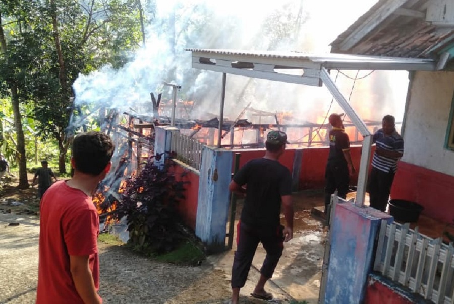 Diduga Api dari Tungku Lupa Dimatikan, Rumah Panggung di Ciamis Ludes Terbakar
