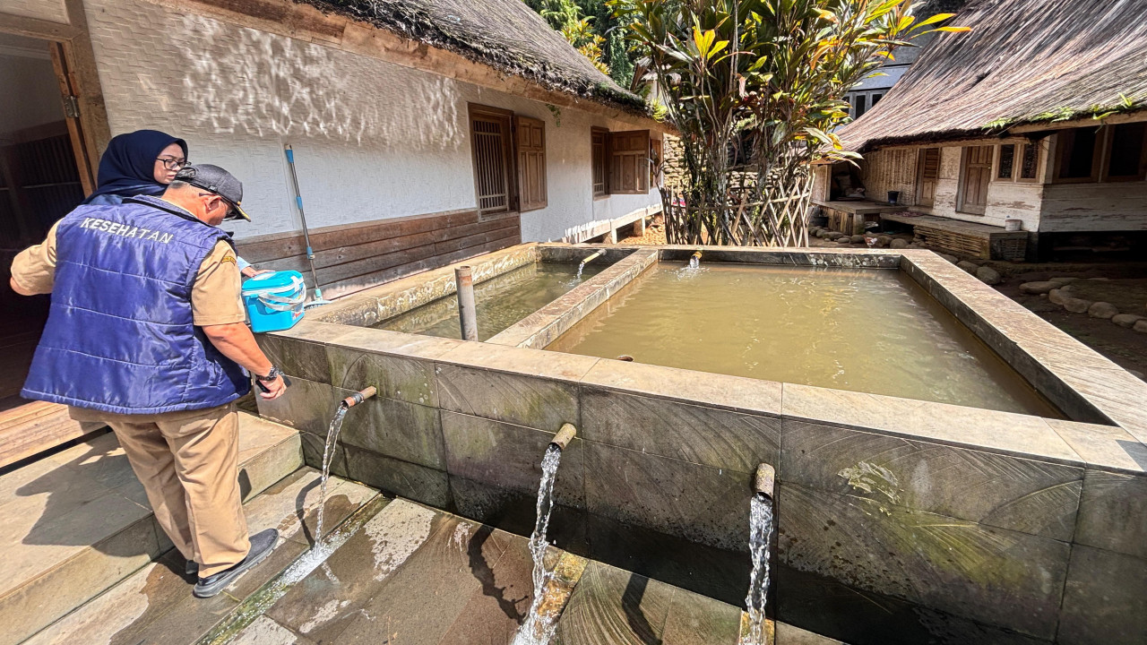 Setelah Ribuan Ikan Mati, Warga Kampung Naga Tasikmalaya Gatal-Gatal Diduga Sungai Ciwulan Tercemar