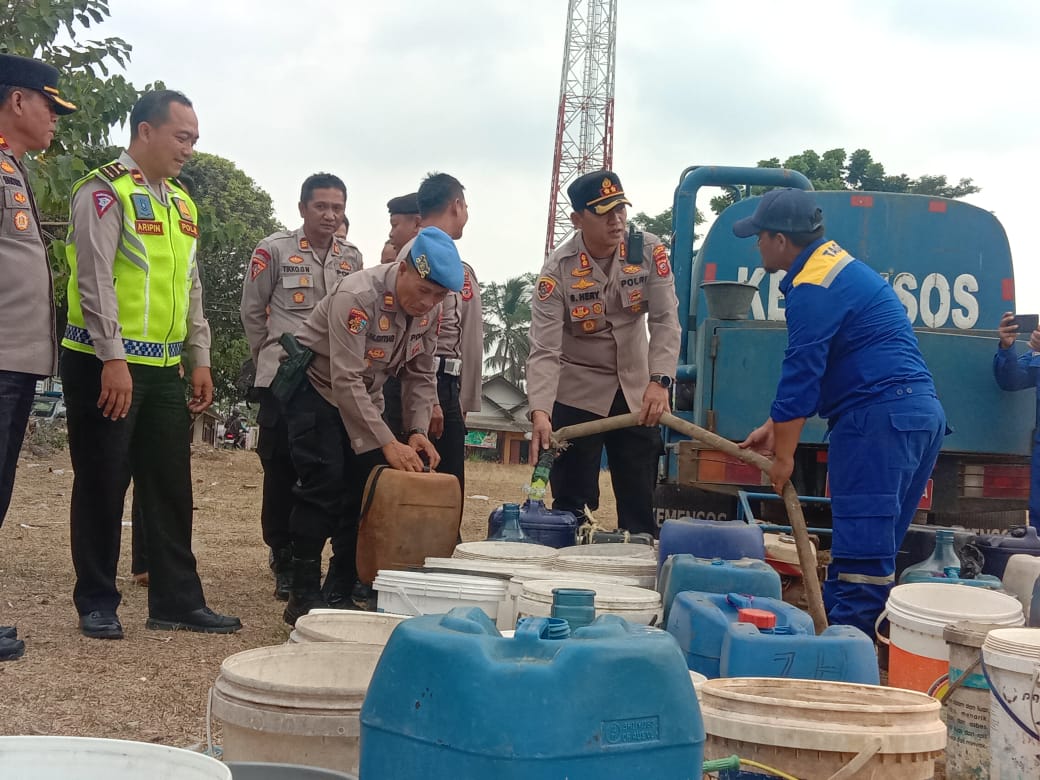 Krisis Air Bersih, Warga Tasikmalaya Terpaksa Beli Air Pakai Uang untuk Membeli Beras