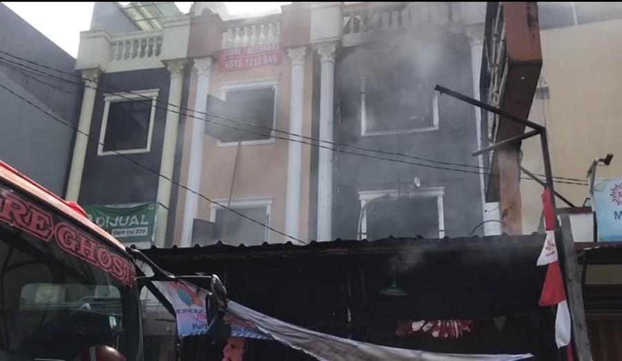 Terjebak di Lantai Tiga Ruko yang Terbakar, Karyawan Selamatkan Diri Lompat ke Ruko Sebelah