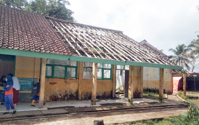 Atap Bolong dan Banyak Kayu yang Jatuh ke Ruang Kelas, Siswa SDN Banjarwangi Kecamatan Salopa Belajar di Tenda