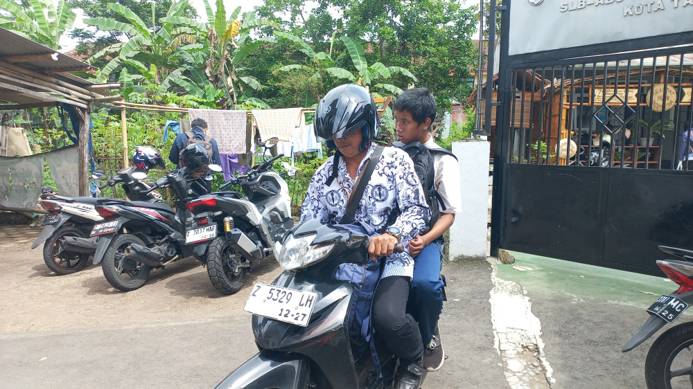 Tiga Dekade Pengabdian Sunyi Dedi Supriatna, Ketabahan Guru ABK di Tasikmalaya