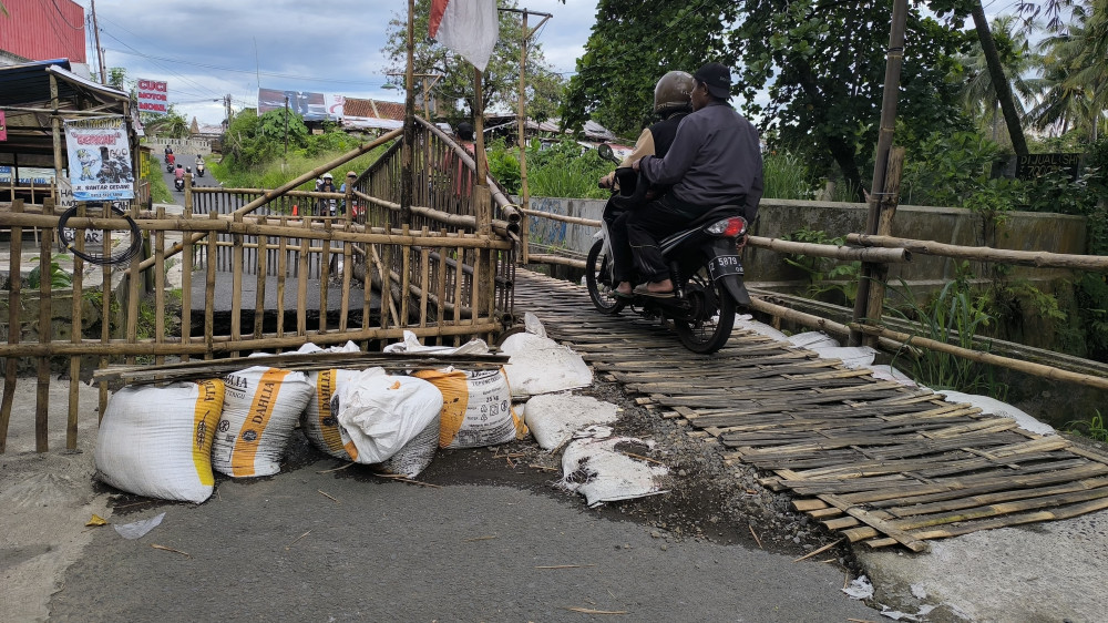  6 Bulan Bertaruh Nyawa di Jembatan Bambu, Warga Tasikmalaya ini Akhirnya Dapat Janji Perbaikan Bulan Depan