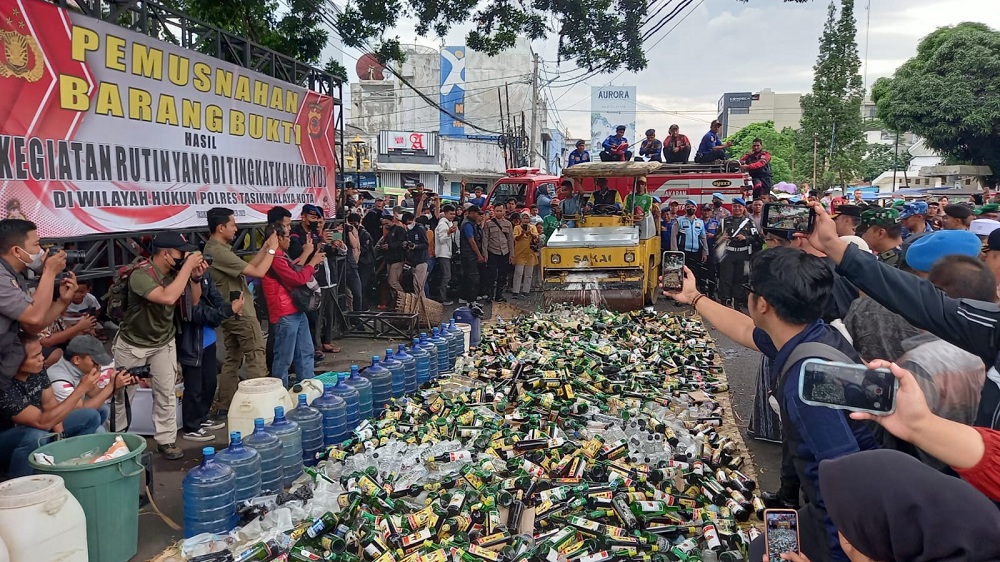 Wow! Barang Bukti Hasil Razia Puluhan Ribu Petasan, 1.793 Knalpot Bising dan 5.616 Botol Miras Dimusnahkan