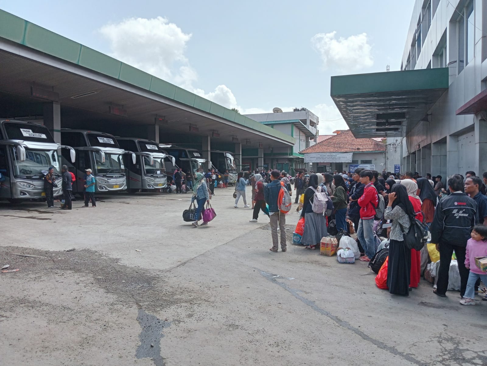Bus Terjebak Macet, Ratusan Penumpang Arus Balik Lebaran 2024 dari Kota Tasikmalaya Sabar Menunggu di Pool