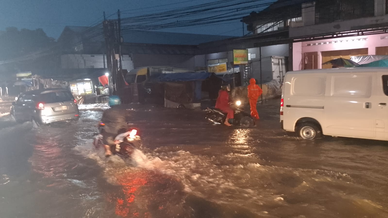 Jalan Raya SL Tobing Kota Tasikmalaya: Banjir Datang, Lalu Lintas Kembali Normal, Hujan Belum Selesai