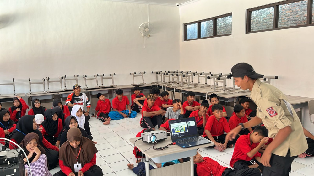 Guru SRT 41 Kota Tasikmalaya Ikut Mondok Demi Dampingi Siswa Beradaptasi di Asrama