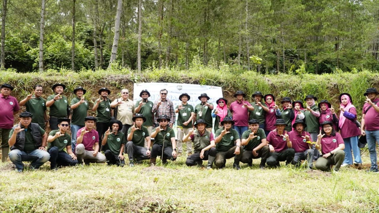 Perhutani KPH Tasikmalaya Gandeng PGE dan CDK Tanam Ribuan Pohon di Kadipaten