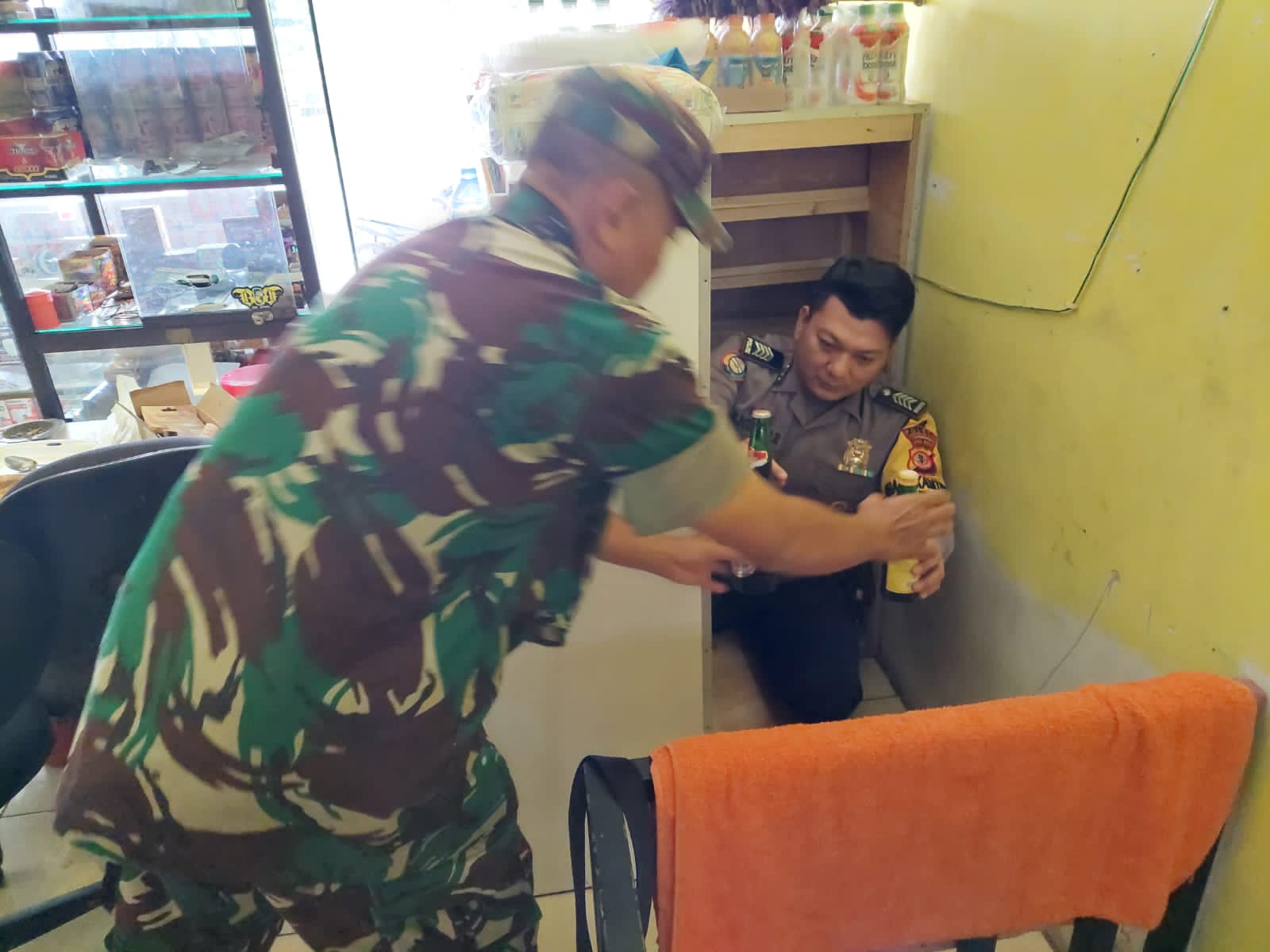 Petugas Tim Gabungan TNI-Polri Sita Puluhan Botol Miras dari Warung Jamu di Ciawi