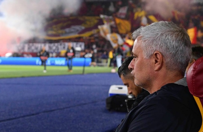 2 Pemain AS Roma kena Kartu Merah, Jose Mourinho Mogol Bicara dengan Media