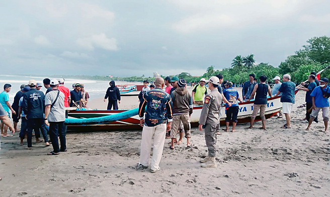 Satpol PP Pangandaran Tertibkan Perahu Nelayan