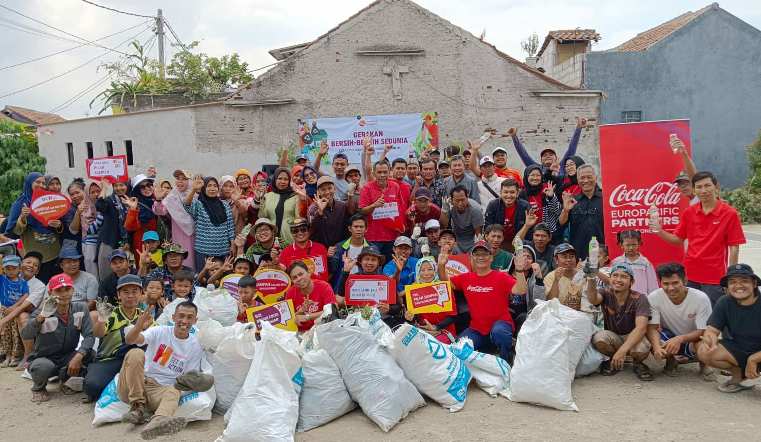 CCEP Indonesia Adakan Gerakan Bersih-Bersih Serentak di 10 Kota Libatkan 1.000 Orang