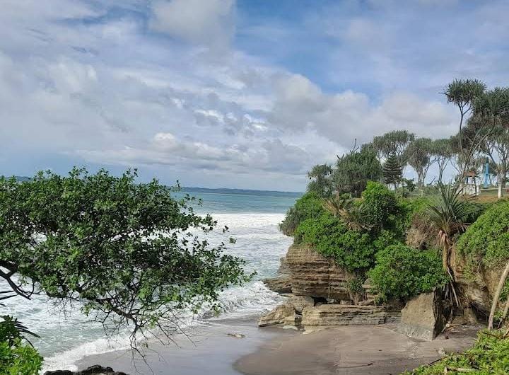 Eksotis, Pantai Batu Hiu Pangandaran Tawarkan Keindahan Laut Lepas Samudera Hindia, Banyak Spot Foto Juga Lho