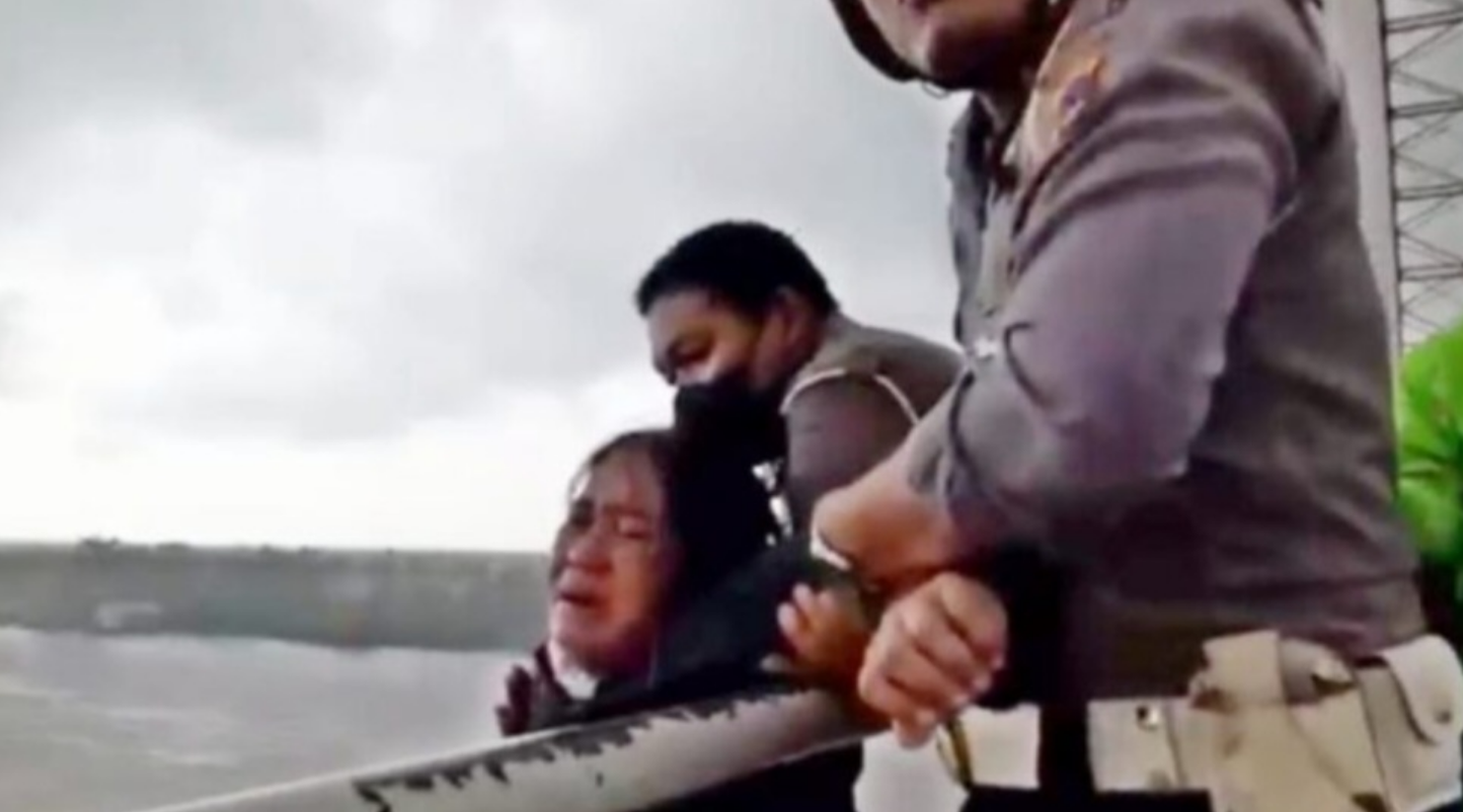 Luar Biasa! Aksi Penyelamatan Dua Anggota Satlantas Gagalkan Seorang Ibu Loncat ke Sungai