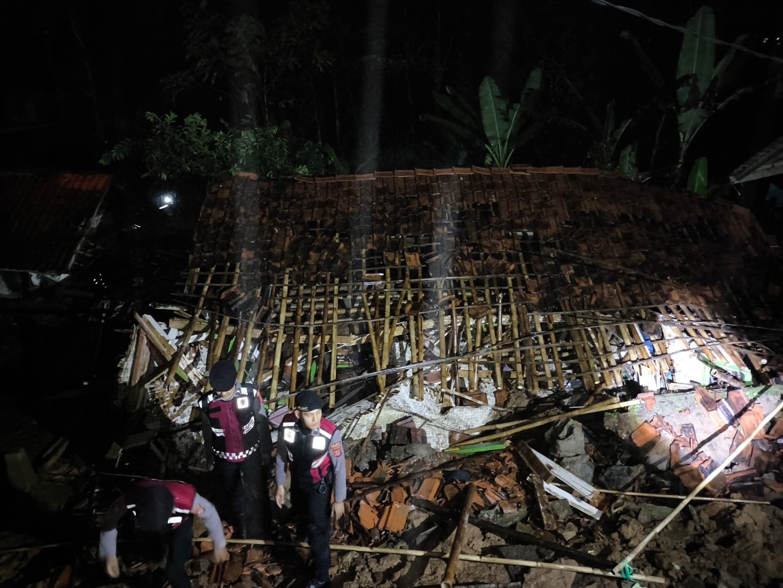 Empat Rumah Ambruk, Sembilan Lainnya Terancam Longsor di Salawu Kabupaten Tasikmalaya