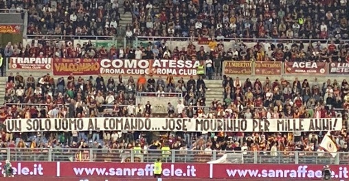 Fans AS Roma Minta Mourinho Bertahan Selama 1000 Tahun
