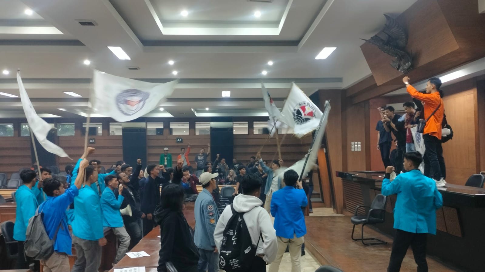 Mahasiswa BEM Kecam RKUHP, Kuasai Ruang Sidang Paripurna DPRD Kota Tasik