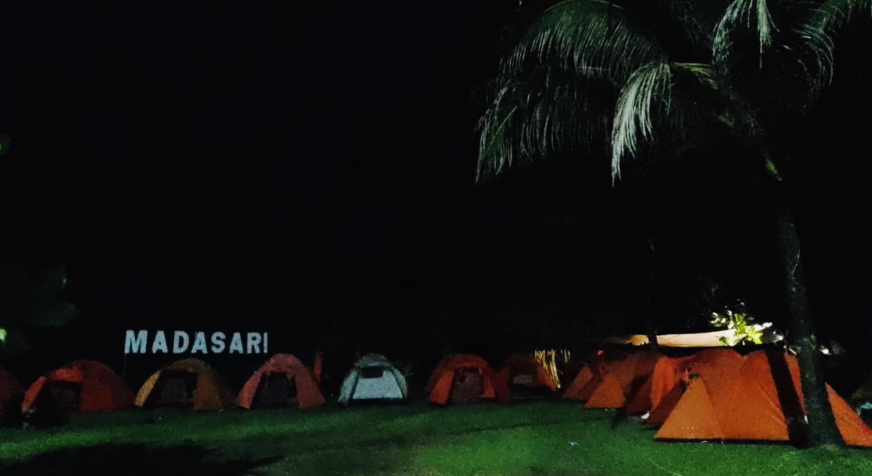 Ide Liburan Seru Budget Minim, Bisa Lakukan Camping Seru di Tepi Pantai Madasari 