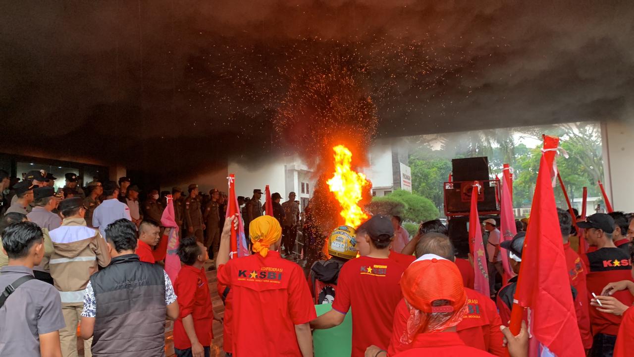 Buruh Kota Tasikmalaya Demo Bale Kota, Protes Gagalnya UMSK 2025