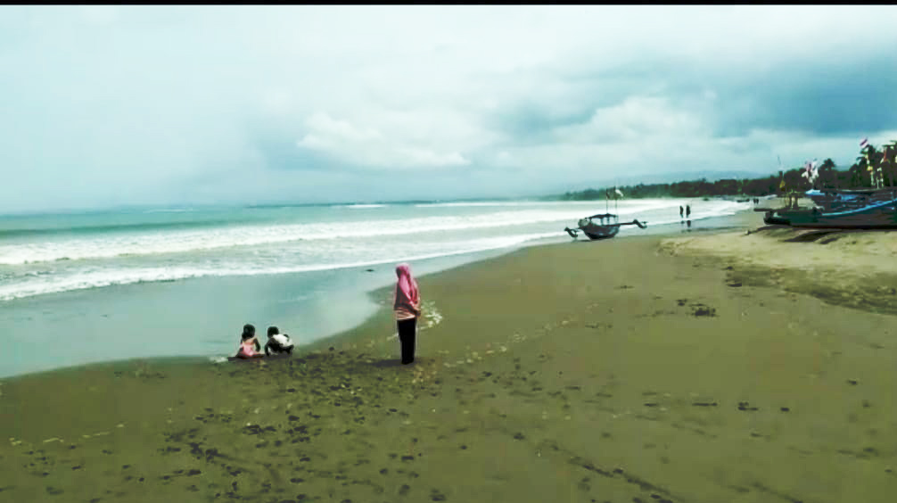 Weekend Ini, Cuaca Pantai Pangandaran Sudah Normal, Simak Tips Aman Berenang di Pantai