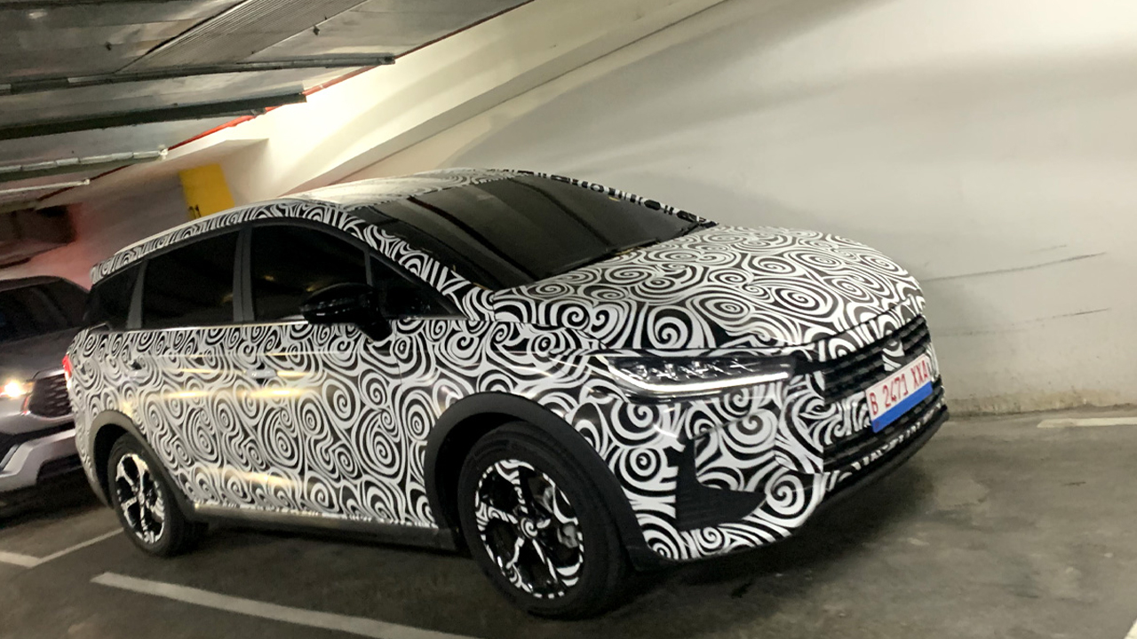 Benarkah Ini BYD PHEV? Mobil Kamuflase dengan Siluet dan Lampu Depan Mirip M6 Tertangkap Kamera