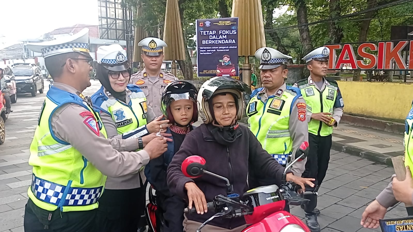 Polisi Tasikmalaya Bagi-Bagi Helm Gratis saat Operasi Keselamatan Lodaya 2024 di Taman Kota