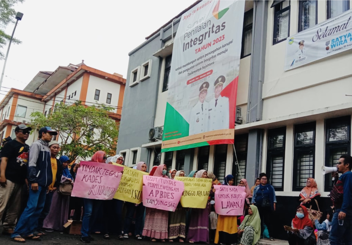 Warga Desa Tanjungsari Geruduk Inspektorat Kabupaten Tasikmalaya, Minta Tuntaskan Dugaan Kasus Korupsi 
