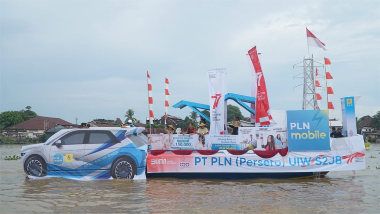Keunikan Mobil PLN ’Berlayar’ di Sungai Musi Berbuah Juara